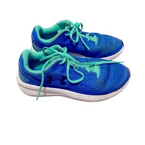 Under Armour Boys Size 4 Athletic Shoes (box is available)